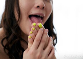 Komatsu Aya and Suzuno Haruka toe sucking naked on bed